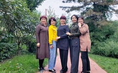 趴在玻璃窗做给别人看